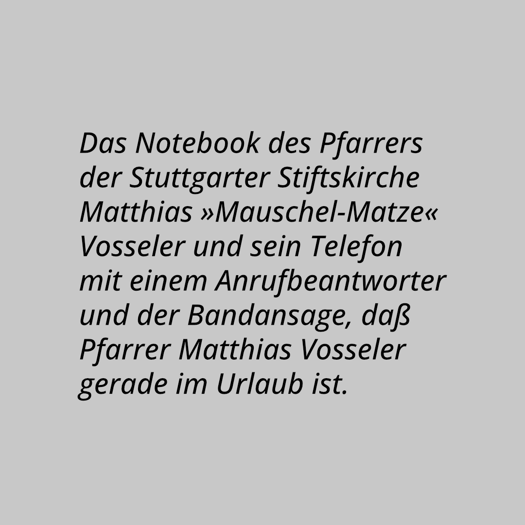 Das Notebook des Pfarrers der Stuttgarter Stiftskirche Matthias »Mauschel-Matze« Vosseler und sein Telefon mit einem Anrufbeantworter und der Bandansage, daß Pfarrer Matthias Vosseler gerade im Urlaub ist.